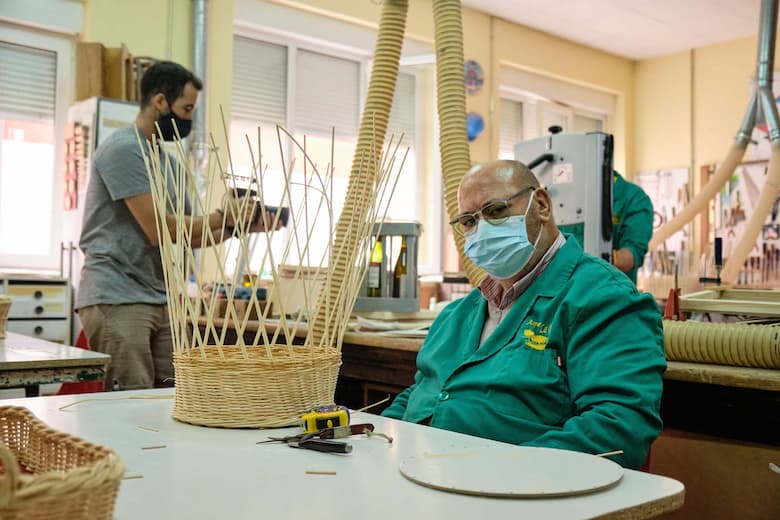 Persona haciendo tareas artesanales